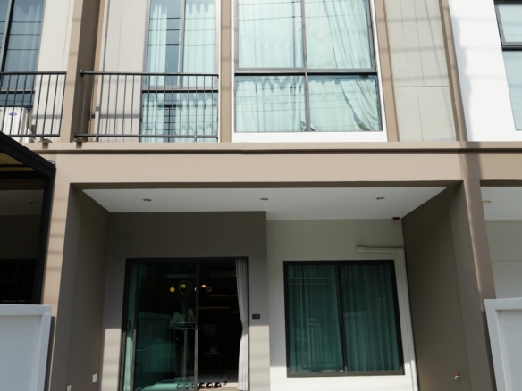 ขายบ้านใหม่มือ 1 บ้านตัวอย่างตกแต่งพร้อมเข้าอยู่ โครงการ วี คอมพาวด์ บางนา-ศรีนครินทร์ (V Compound Bangna-Srinakarin)
